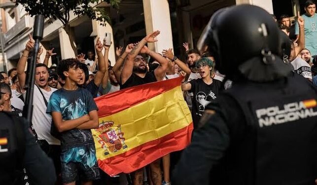 Police Face Off With Anti-Migrant Protesters Amid Rising Tensions in Ceuta