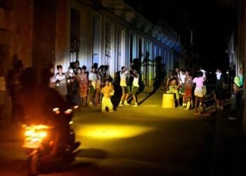 Cubans Adapt to Life Without Electricity as Oil Blockade Persists