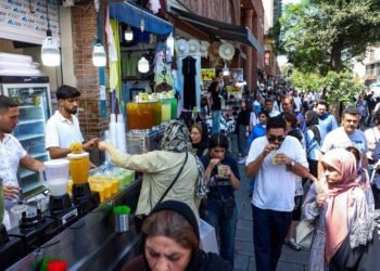 Iran Hits Back at US Sanctions, Promises Strong Economic Response