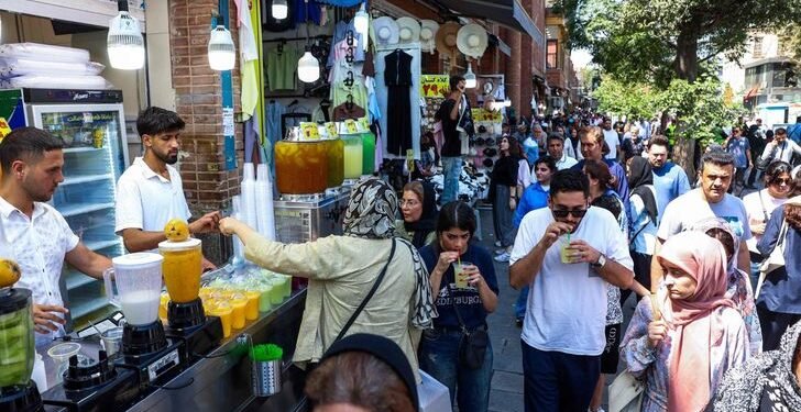 Iran Hits Back at US Sanctions, Promises Strong Economic Response
