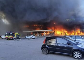 Russian Strike Hits Ukrainian Mall as Rescuers Race to Find Survivors