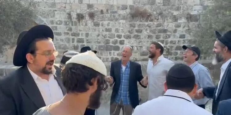 Rabbi Leo Dee Condemns UK Settlement Sanctions as Miliband Defends Two-State Policy